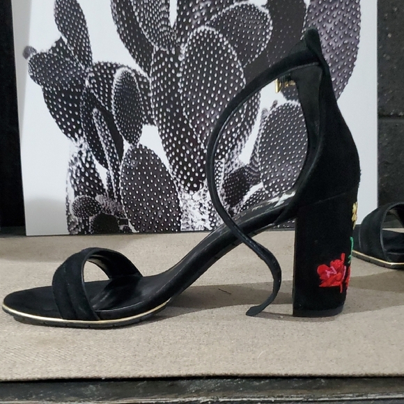 Kenneth Cole Black and Red Floral Embroidered Heels - Picture 3 of 12